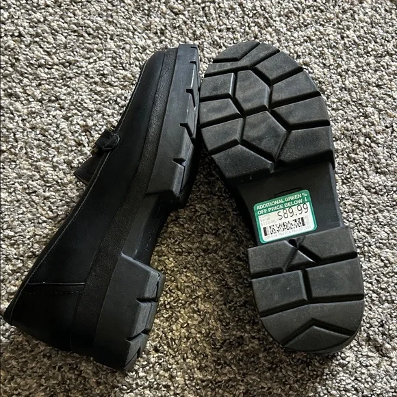 SOUL Naturalizer Black Loafers with Gold Chain - Picture 4 of 9